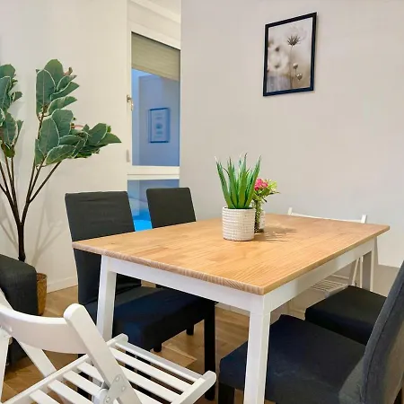 Modernes Mit Balkon Винер-Нойдорф